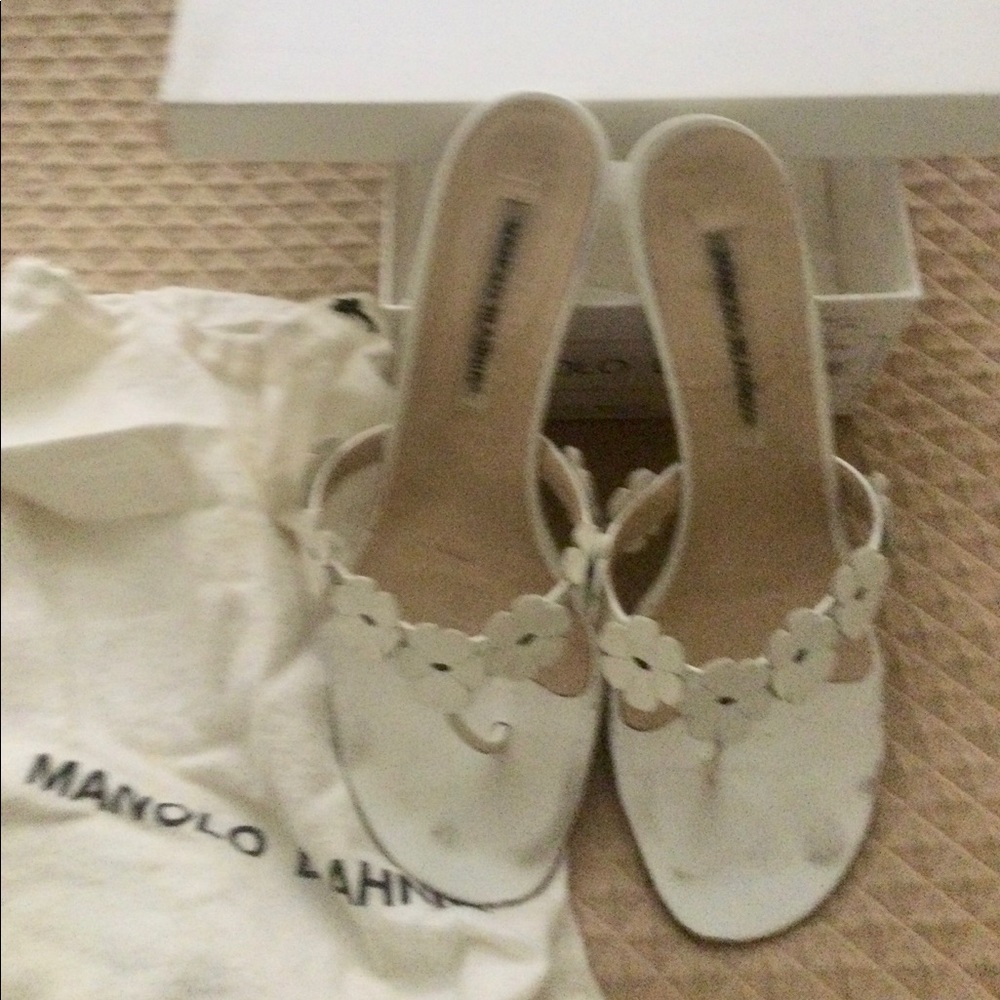 Manila Blahnik Wht Leather Flower Thong Kitten Heel Size 37 Sandals